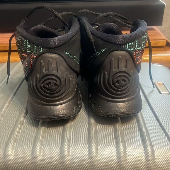 Kyrie 6, Shot Clock, Size 13. LIKE NEW! - Picture 4 of 5